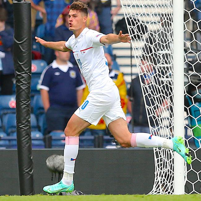  奥格斯堡定位球战术显威，两度头槌破门锁定胜局  